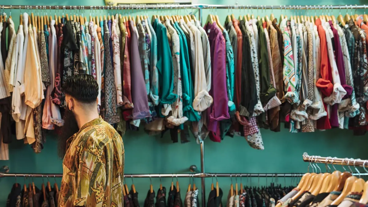 El mercado de ropa de segunda mano está en auge en Chile. ¿Cuales son las causas?